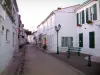 Île d'Oléron - Saint-Trojan-les-Bains : rue de la station balnéaire bordée de maisons blanches