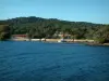 Île de Porquerolles - Mer méditerranée, pontons, maisons du village de Porquerolles et forêt de l'île