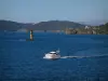 Île de Porquerolles - Mer méditerranée avec un bateau, côtes sauvages et forêts