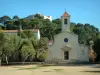 Île de Porquerolles - Église du village, place agrémentée d'arbres et pins en arrière-plan