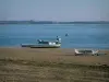 Île de Ré - Plage de la pointe du Fier avec des bateaux, mer / baie (Fier d'Ars) et côte en arrière-plan