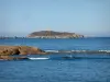 Îles des Embiez - Île du Grand Rouveau avec son phare, écueils et mer méditerranée