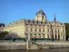 Ilha da cidade - Tribunal Comercial ao longo do Sena