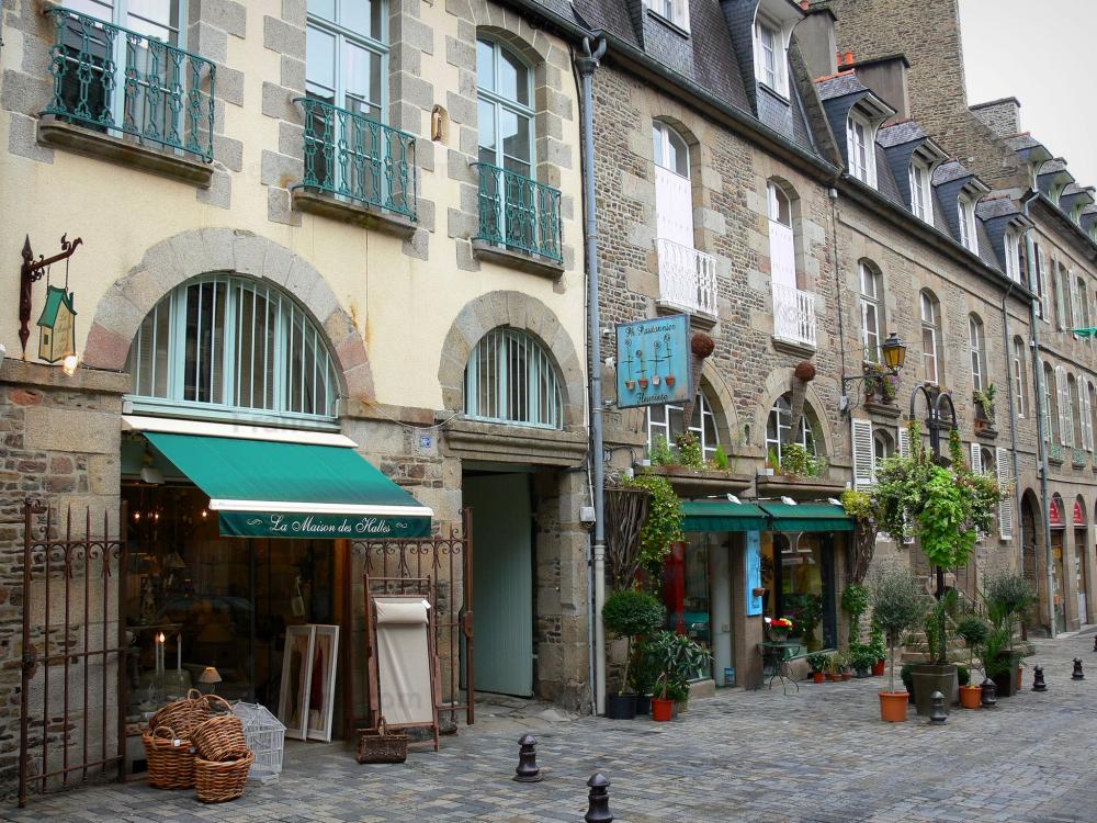 Guide de l'Ille-et-Vilaine - Fougères - Maisons et commerces de la rue Nationale
