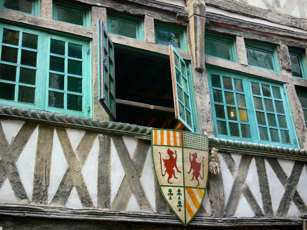 Guide de l'Ille-et-Vilaine - Rennes - Vieille ville : façade d'une maison ancienne à pans de bois