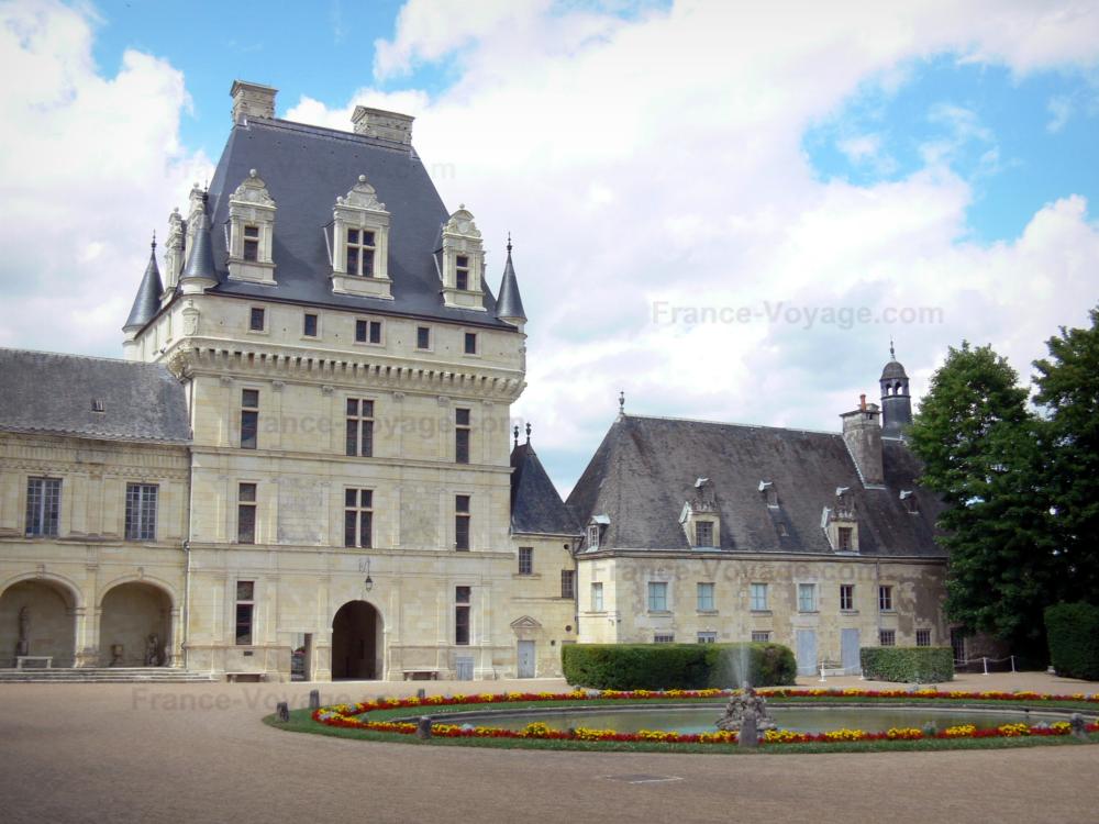 Guide de l'Indre - Château de Valençay - Donjon, façades du château et bassin d'eau de la cour d'honneur