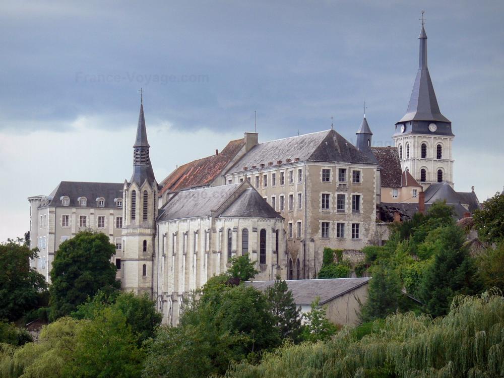 Guide de l'Indre - Saint-Gaultier - Bâtiments (collège), chapelle et clocher de l'église de l'ancien prieuré ; dans la vallée de la Creuse