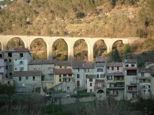 Interior - Pueblo con un puente y el bosque