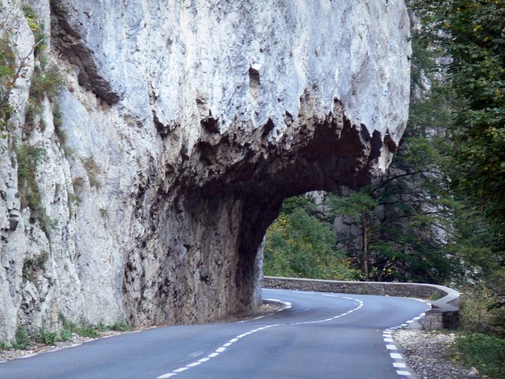 Guide de l'Isère - Gorges du Guiers Mort - Paroi rocheuse surplombant la route des gorges