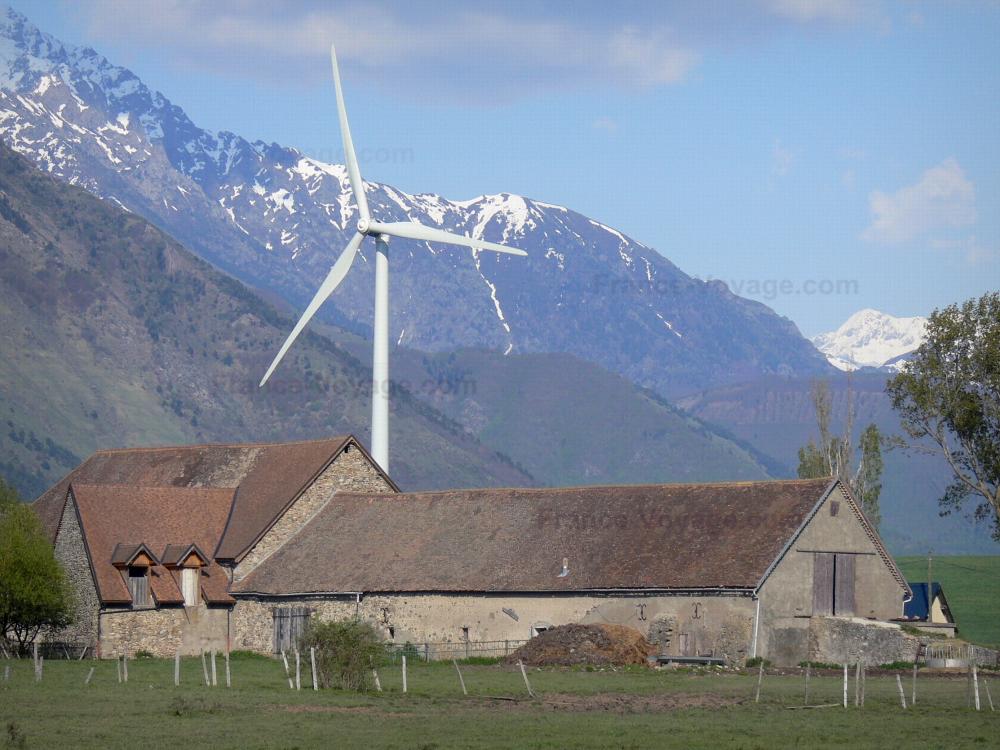 Guide de l'Isère - Trièves - Éolienne, ferme, pâturages et montagnes