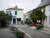 Isla de Noirmoutier - Noirmoutier en l'Ile: calle llena de flores y casas en la ciudad