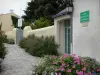 Isla de Noirmoutier - Noirmoutier en l'Ile-: calle adoquinada adornada con flores