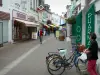 Isla de Noirmoutier - Noirmoutier en l'Ile: calle bordeada de casas y tiendas