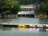 Isla de ocio de Cergy-Pontoise - Estanque y botes de pedales amarrados a un pontón
