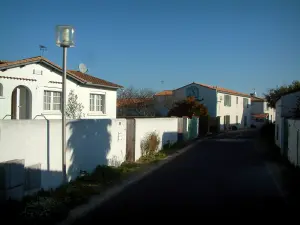 Isla de Ré - Flota: lámpara de la calle y las casas blancas