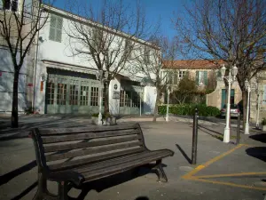Isla de Ré - Ars-en-Re: plaza con bancos, árboles, postes de luz y las casas de la aldea