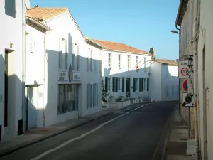 Isla de Ré - Ars-en-Re: pueblo, calle, casas blancas y ayuntamiento