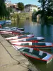 L'Isle-Adam - Afgemeerde boten en waterfietsen, rivier de Oise, brug Cabouillet en gevels van de stad