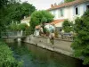 Isle-sur-la-Sorgue - Loja de antiguidades e casas alinhadas ao longo do rio Sorgue