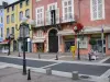 Issoire - Place de la République: fachadas coloridas, lojas e postes de iluminação