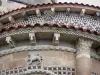 Issoire - A cabeceira românica da igreja da abadia de Saint-Austremoine com suas esculturas, incluindo o signo do leão, e seus mosaicos