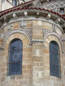 Issoire - Sculpturen (sterrenbeelden) en mozaïeken van de apsis van de romaanse abdijkerk St. Austell