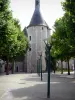 Issoudun - Beffroi (ancienne porte de ville, ancienne prison) et place agrémentée d'arbres et de lampadaires