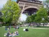 Jardim do Champ-de-Mars - Piquenique nos gramados do Champ-de-Mars, no sopé da Torre Eiffel