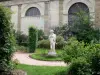 Jardim de plantas - Estátua no coração do jardim de rosas