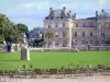 Jardin du Luxembourg - Palais du Luxembourg, siège du Sénat, bassin central, statues et chaises du jardin