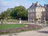 Jardin du Luxembourg - Palais du Luxembourg, pelouses, parterres de fleurs et chaises du jardin