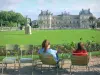 Jardin du Luxembourg - Pause lecture sur les chaises du jardin