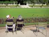 Jardín de Luxemburgo - Descanso en las sillas en el jardín