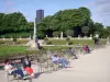 Jardín de Luxemburgo - Pare en las sillas en el jardín