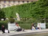 Jardín del Palacio Real - Relájese en el agua en un área verde