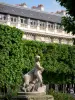 Jardín del Palacio Real - Estatua de mármol El pastor y las ovejas y las hileras de tilos