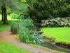 Jardin du Pré Catelan - Petite passerelle enjambant la rivière, plantes et arbres au bord de l'eau, allée et pelouses du parc, à Illiers-Combray