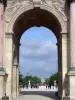 Le jardin des Tuileries - Jardin des Tuileries: Arche de l'arc de triomphe du Carrousel avec vue sur le jardin des Tuileries