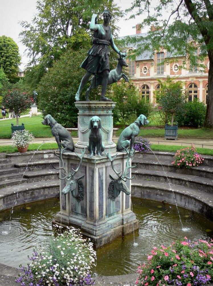 Jardins do castelo de Fontainebleau - A fonte de Diane e seus cães de bronze, flores e árvores do jardim de Diane