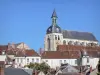 Joigny - Klokkentoren van de kerk Saint-Jean domineert de huizen van de oude stad