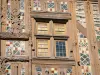 Joigny - Gebeeldhouwde houten panelen en keramische tegels sieren de gevel van het Maison du Pilori