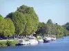 Joigny - Yonne rivier, afgemeerde boten en bomen langs het water