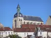 Joigny - Klokkentoren van de kerk Saint-Jean en huizen in de oude stad