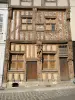 Joigny - Maison du Pilori met zijn gevel versierd met gebeeldhouwde houten panelen en keramische tegels