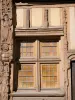 Joigny - Fenêtre et sculptures en bois de la maison du Pilori