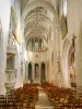 Joigny - Intérieur de l'église Saint-Thibault : nef et choeur