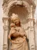 Joigny - Binnen in de kerk Saint-Thibault: Lachende Maagd