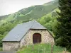 Jordanne valley - Parc Naturel Régional des Volcans d'Auvergne: stone barn surrounded by trees