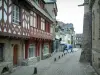 Josselin - Rue pavée et maisons anciennes, dont l'une à colombages rouges