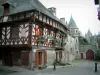 Josselin - Ancienne demeure à pans de bois et au toit d'ardoise, et entrée du château